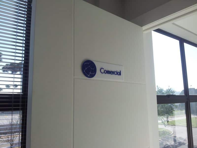 comunicação visual placa sinalização COLA design