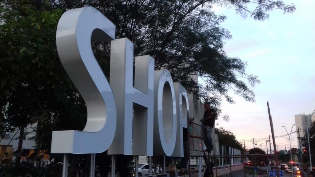 comunicação visual letreiros placas totens luminosos leds